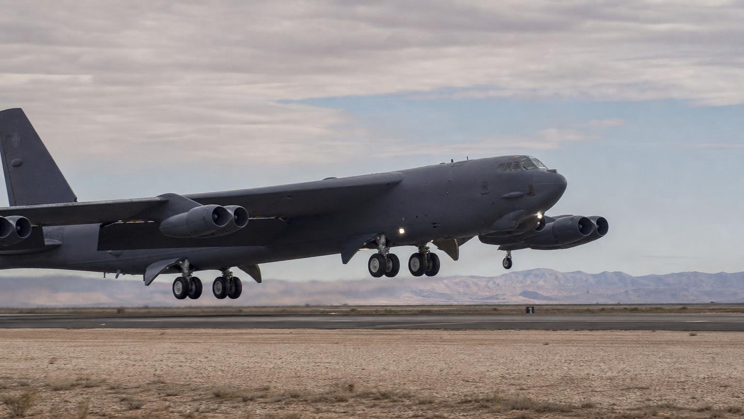 Llevaba siete años abandonado en el desierto de Arizona y el B-52 que la Fuerza Aérea de Estados Unidos resucitó ya vuelve a volar en misiones