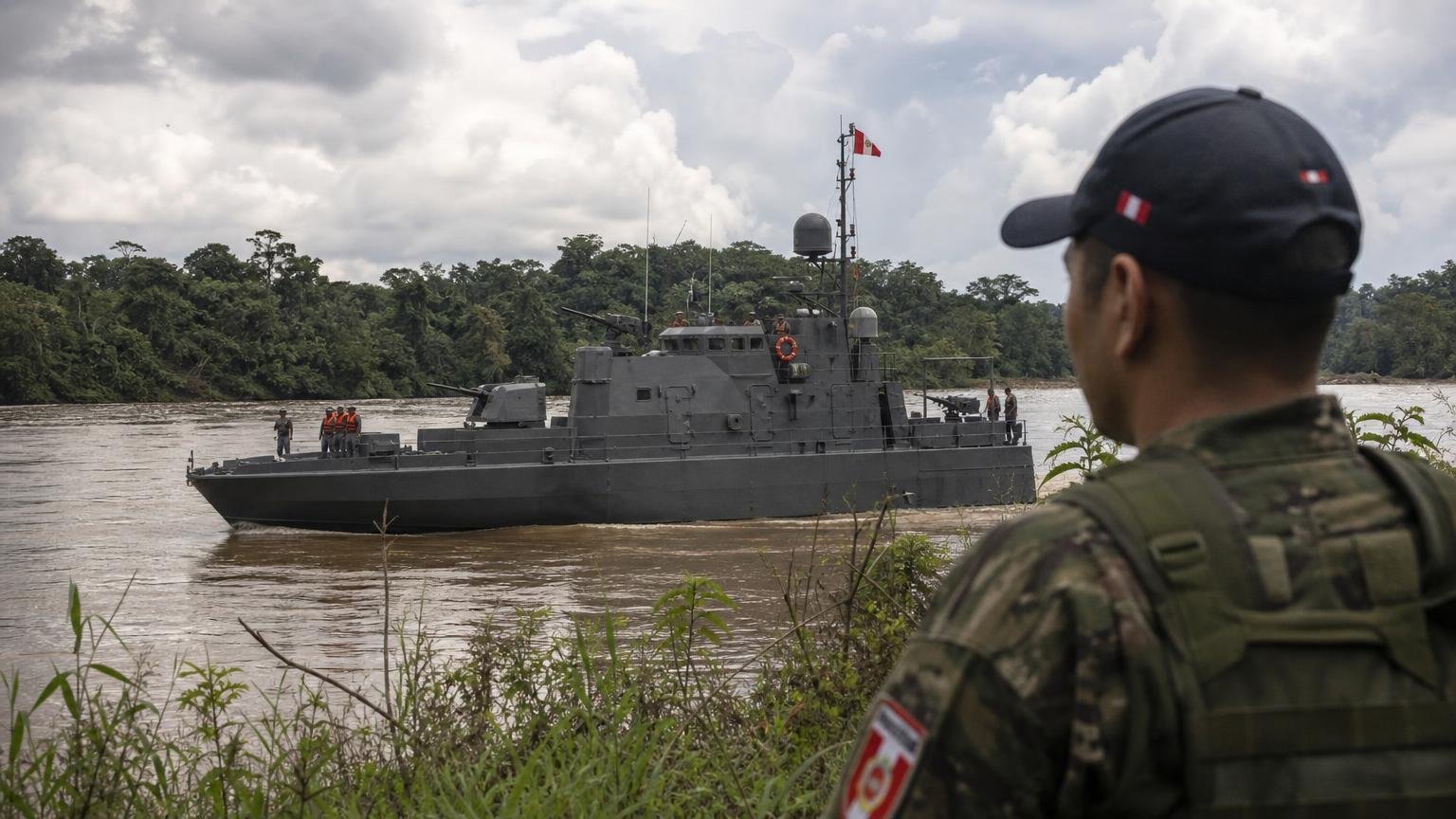Perú mantiene una flota de guerra en plena selva amazónica a más de 3 000 kilómetros del mar y sus cañoneras patrullan el río más caudaloso del planeta