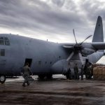 Un avión de transporte diseñado hace 70 años sigue siendo el primero que despega en Centroamérica cada vez que llega un huracán