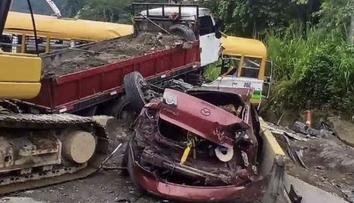 Choque de gran magnitud provocado por un camión deja cuatro muertos y varios heridos en Los Chorros, El Salvador