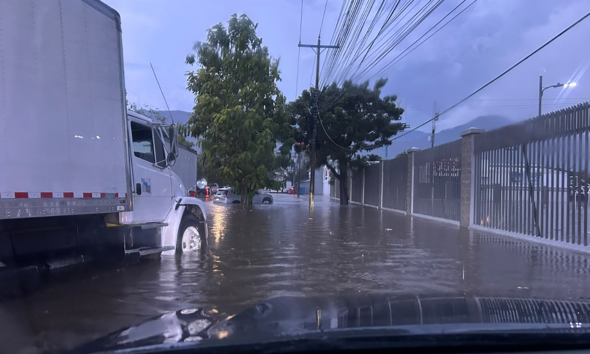 San Pedro Sula inundada por diluvio: fuertes escorrentías en las calles