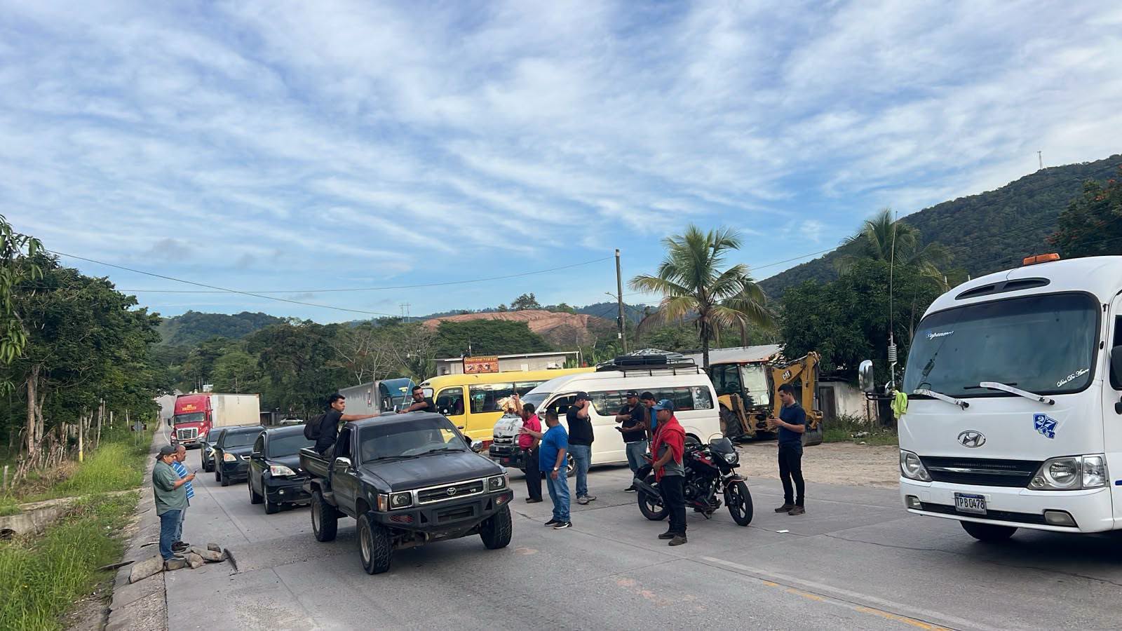 Transportistas bloquean parcialmente la CA-4 en Copán ante el alto costo del combustible