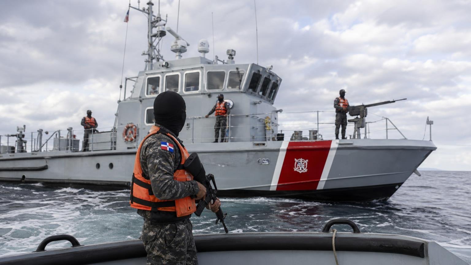 La armada dominicana patrulla el Caribe con guardacostas que Estados Unidos retiró de Alaska