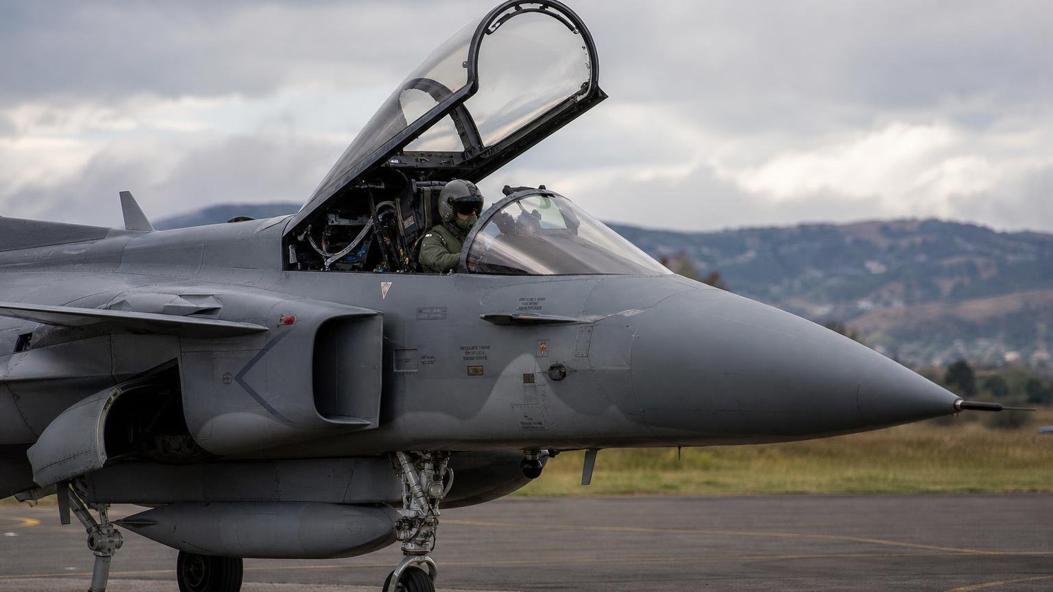 La fuerza aérea de Ecuador vuela cazas sudafricanos y es la única de América que los compró