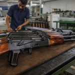Los fusiles del ejército venezolano se fabrican en Maracay con licencia rusa y es la única fábrica de Kaláshnikov de toda América